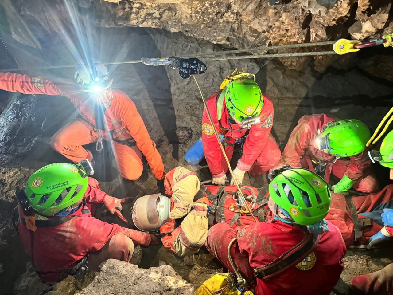 SOCCORSO ALPINO ESERCITAZIONE SPELEOLOGI GROTTA ALADINO (2)