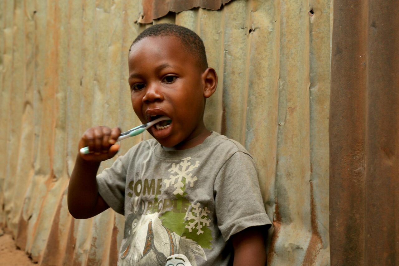 bambino-africano-con-spazzolino-da-denti-1280x853.jpg