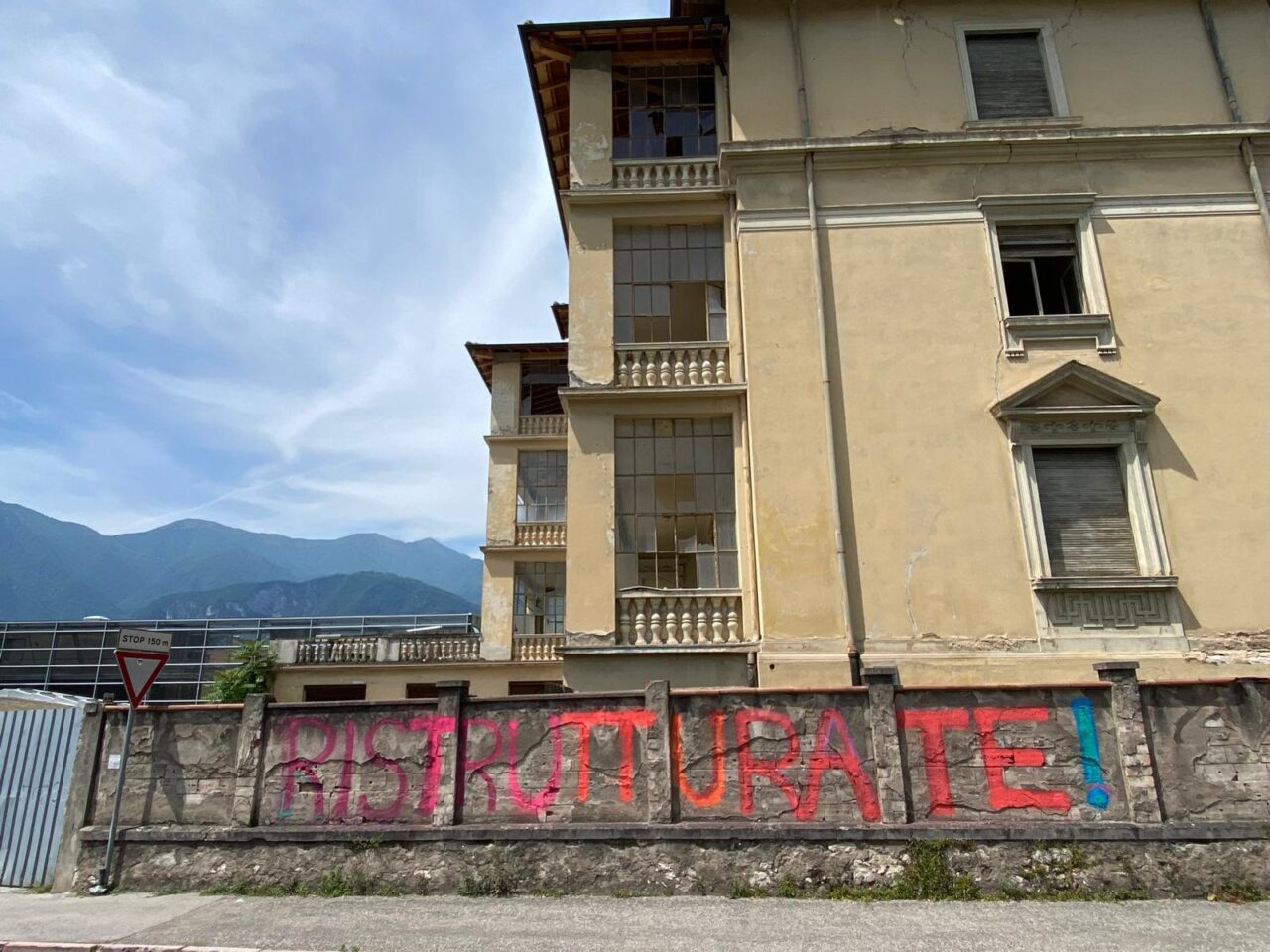quisisana scritta protesta arco (2)
