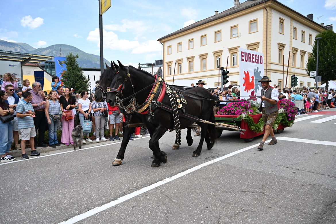20250720-EuregioFest-09-Festwagen-TVBruneckGianvitoCoco_imagefullwide