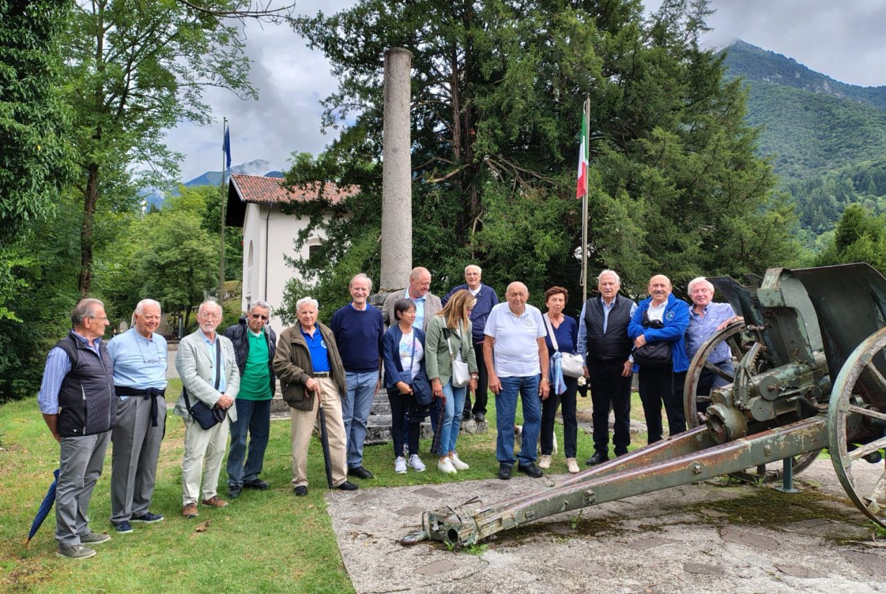 I Cavalieri davanti alla stele di Garibaldi