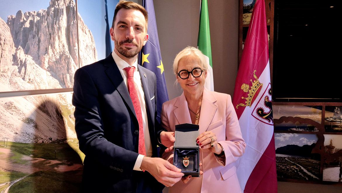 L-assessore-Marchiori-con-l-ambasciatrice-Elita-Gavele_imagefullwide