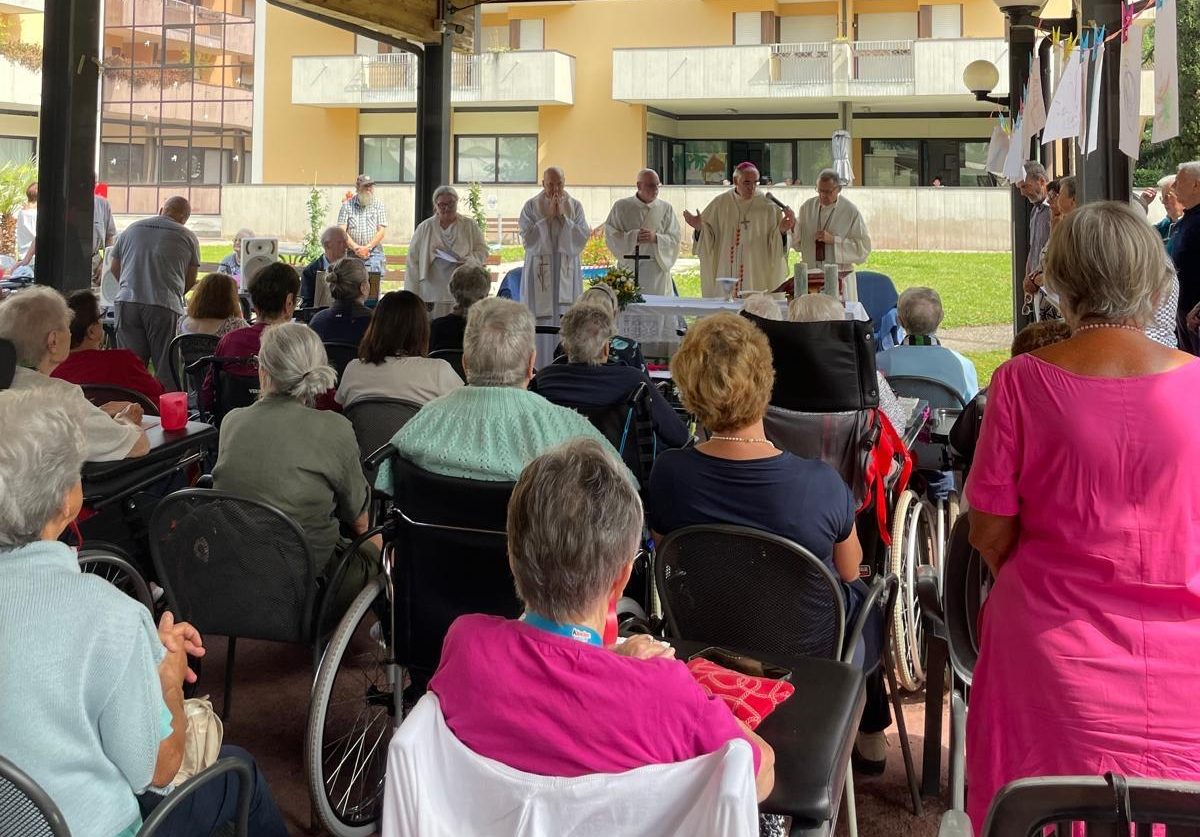 VESCOVO TISI VISITA PASTORALE APSP FONDAZIONE COMUNITà ARCO (3)