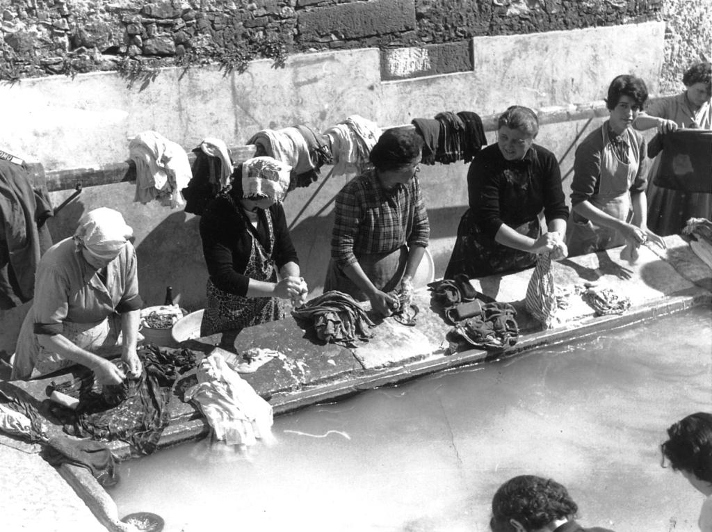 donne alla fontana