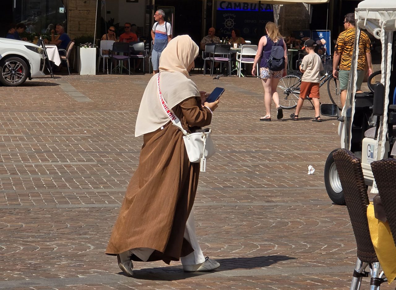 20250807 TURISTI ARABI MUSSULMANI RIVA (1)