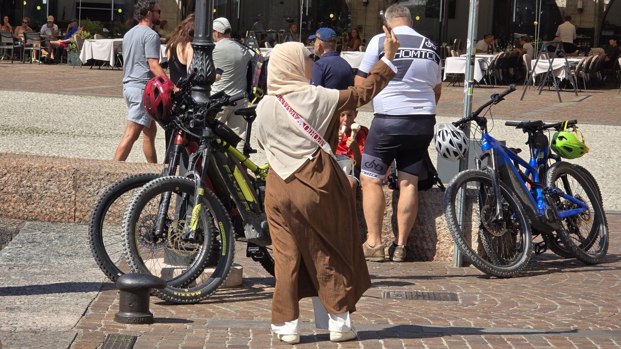 20250807 TURISTI ARABI MUSSULMANI RIVA (3)