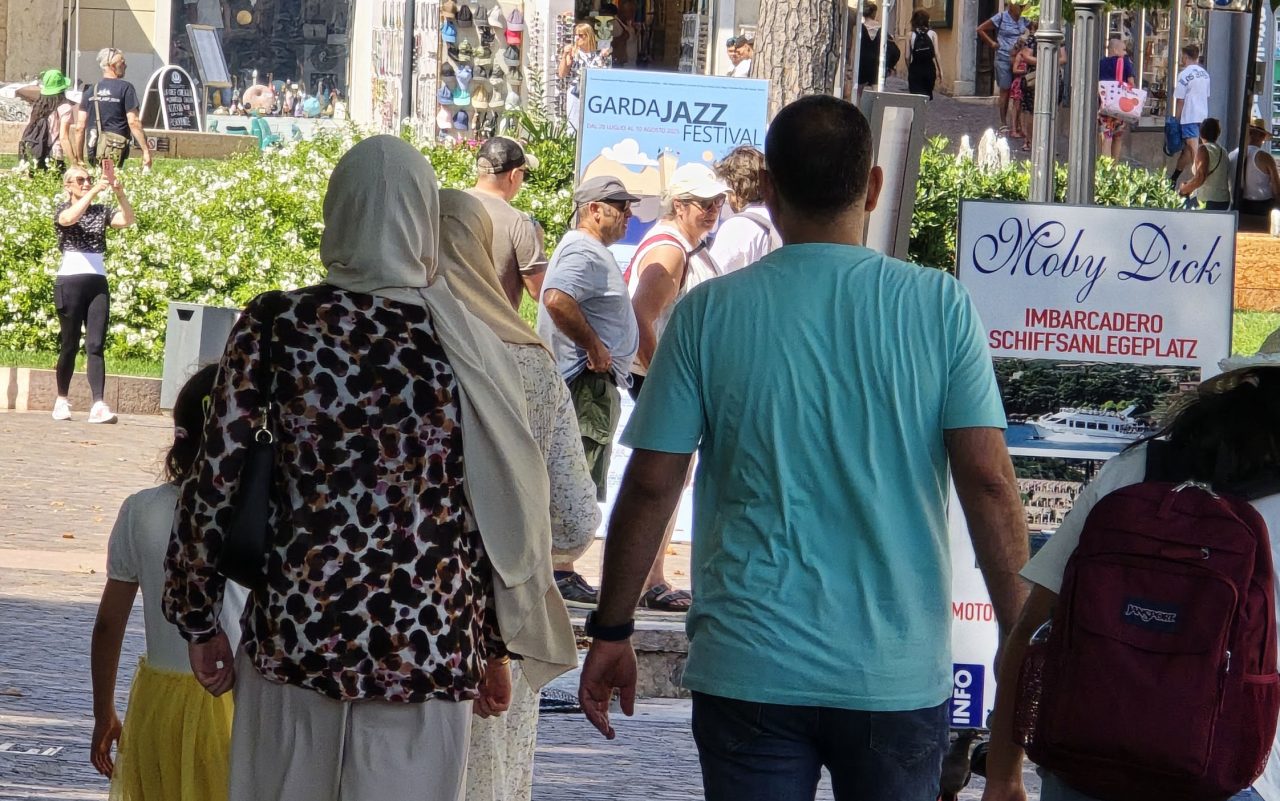 20250807 TURISTI ARABI MUSSULMANI RIVA (6)