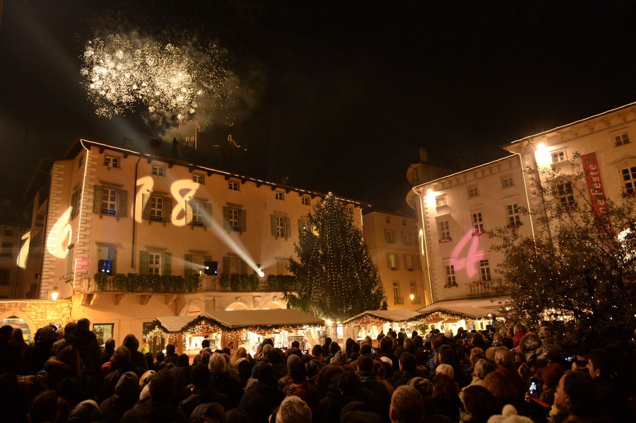 _4FG9644 MERCATINO NATALE ARCO FUOCHI ARTIFICIO CASTELLO (2)
