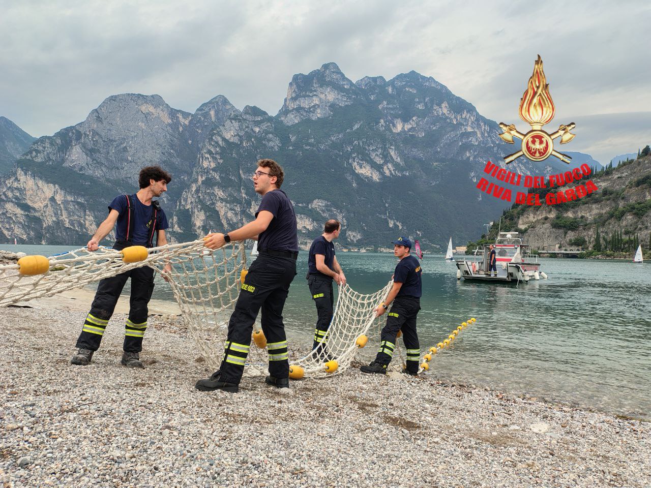 IMG_20250828 vigili fuoco riva posa reti sarca garda (7)