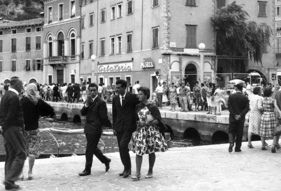 RIVA LUNGOLAGO TURISTI ANNI 60 miss027