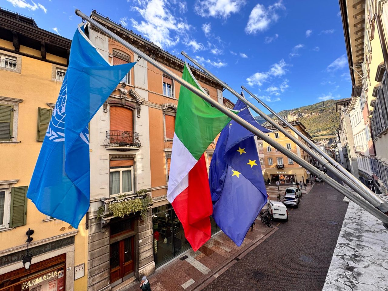 PALAZZO TRENTINI CONSIGLIO PROVINCIALE bandiera onu (1)