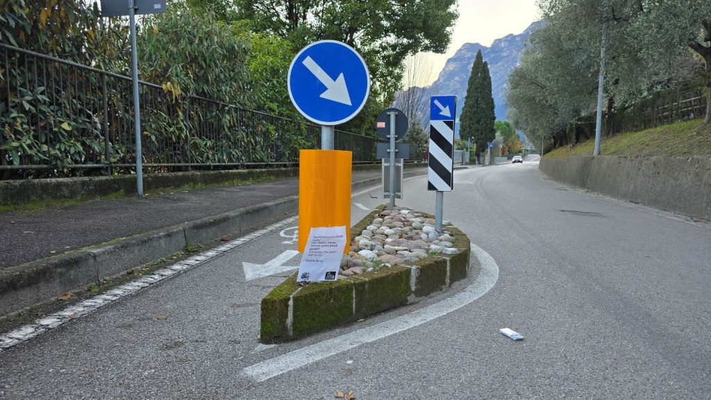 Piramide Di Natale In Legno 18 Cm - Arco Con Babbo Natale E Slitta - Seiffener Volkskunst - 2