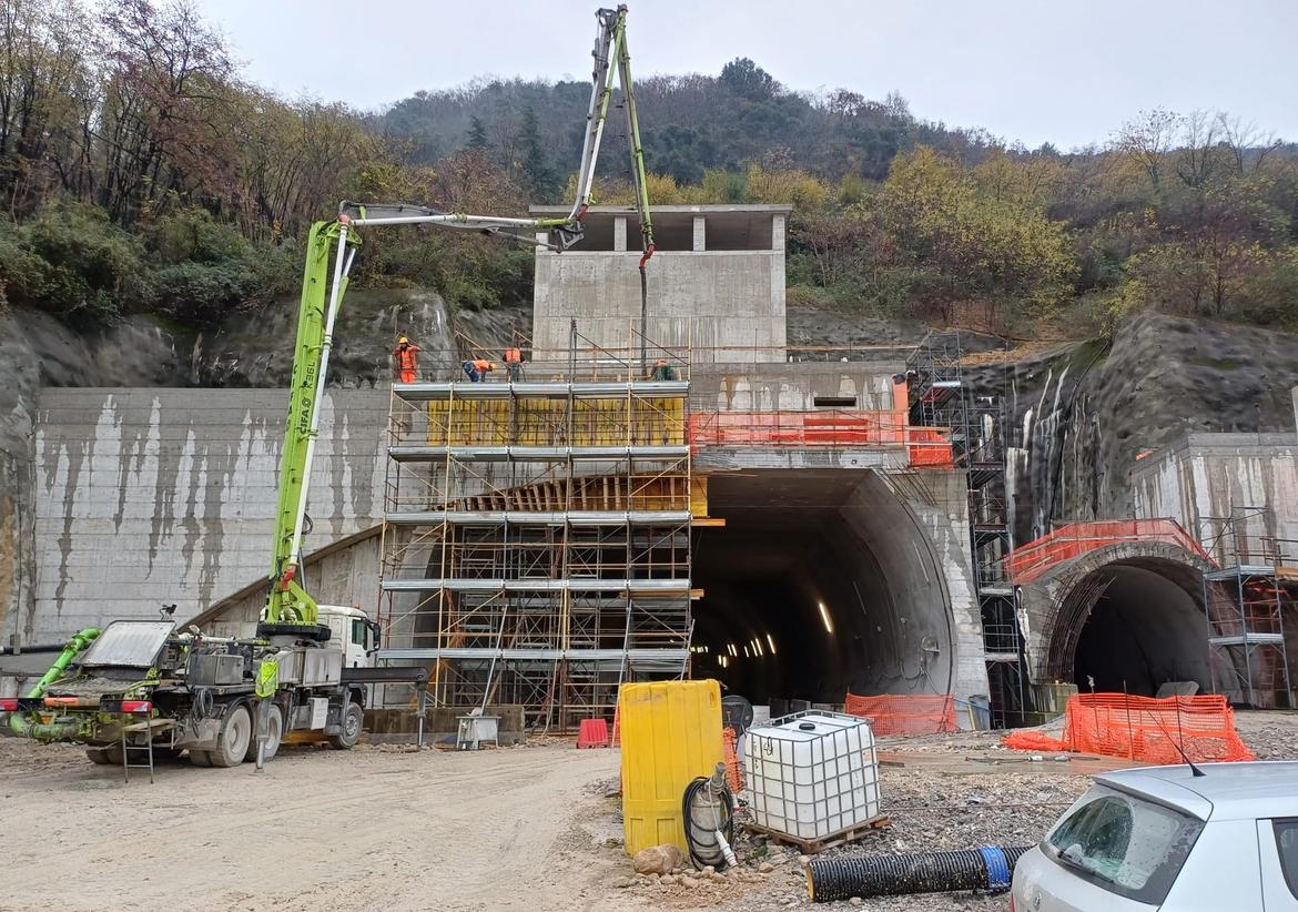 TUNNEL LOPPIO BUSA 2025 12 3