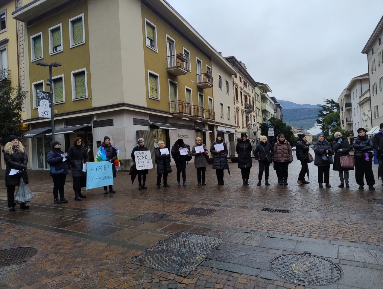 DONNE IN NERO a riva (5)