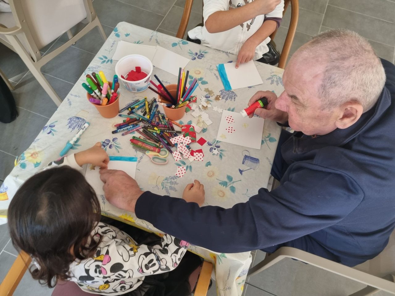 apsp riva anziani e scuola materna varone bambini progetto rosso 1 (1) w