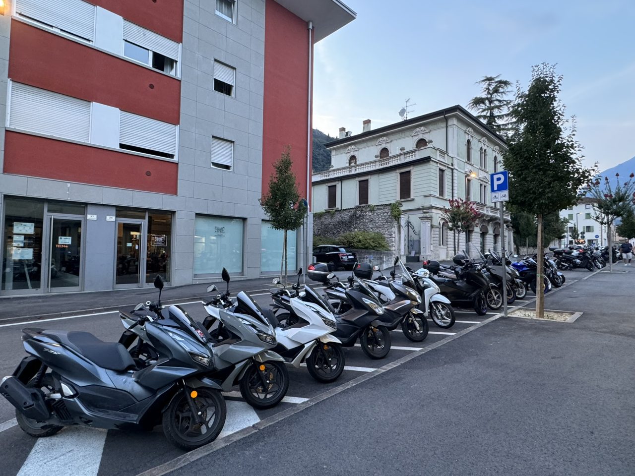PARCHEGGIO MOTO RIVA PETIZIONE (4)
