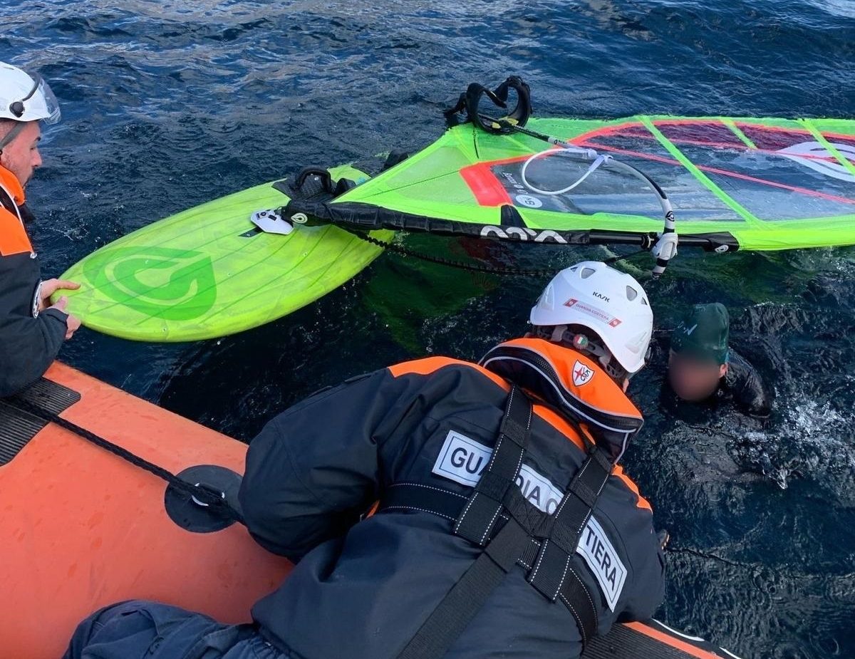 GUARDIA COSTIERA SALVATAGGI PER FOTTE VENTO