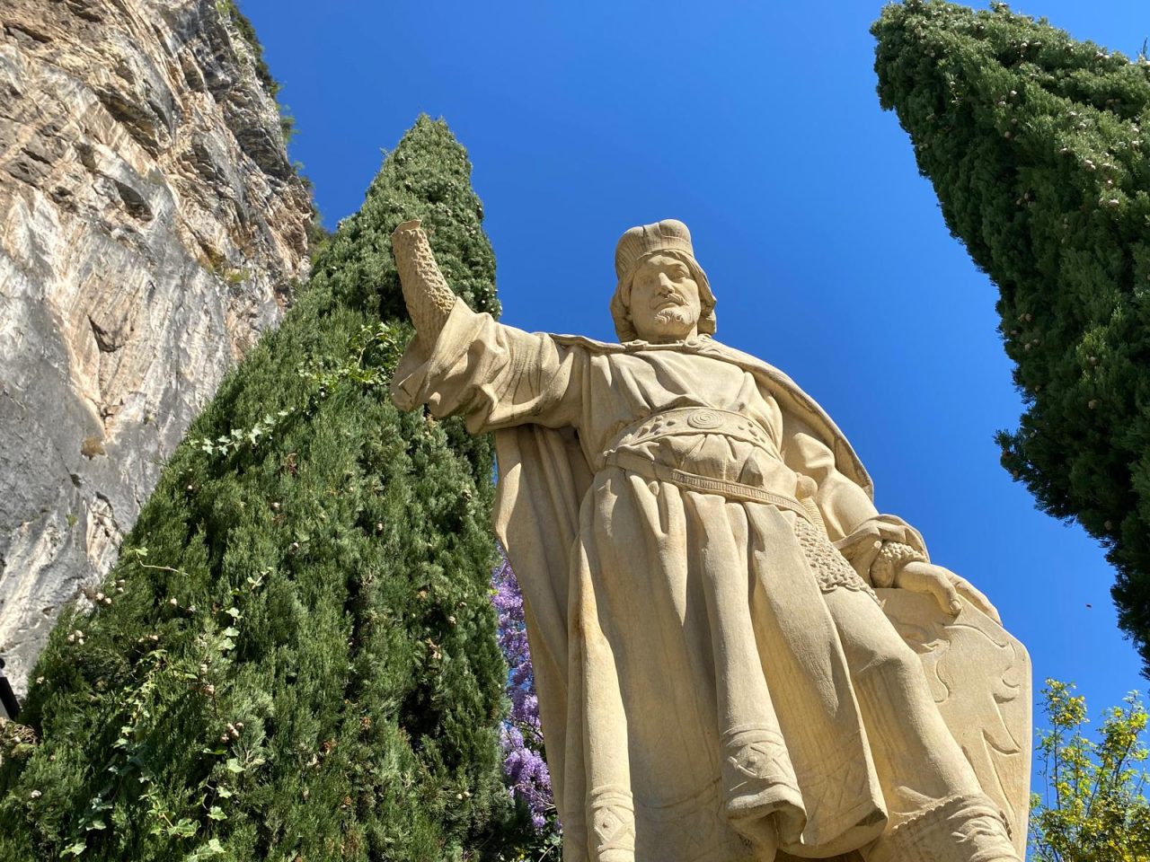 IMG-20260407 statua san venceslao danni arco (4)