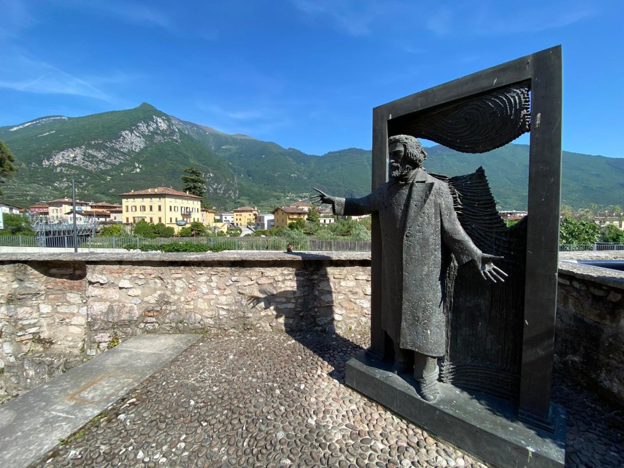 SEGANTINI MONUMENTO PALAZZO PANNI IN PIAZZA SAN GIUSEPPE ARCO (4)