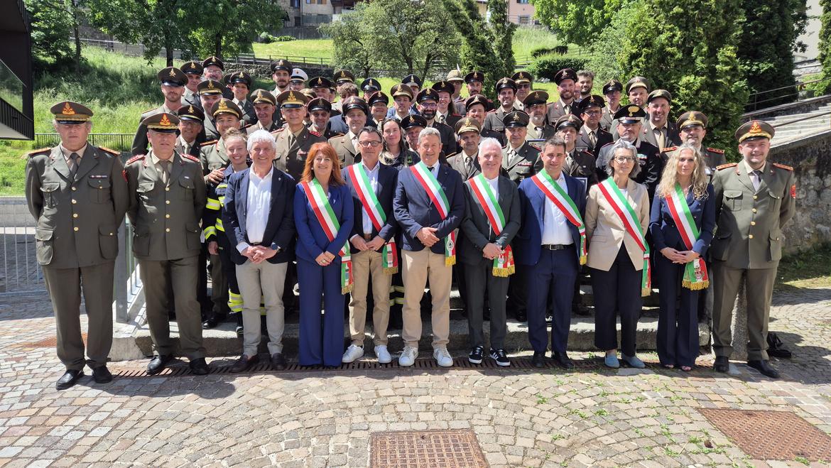 foto-di-gruppo-dei-vigili-del-fuoco-volontari-del-distretto-Alto-Garda-e-Ledro-con-le-autorita_imagefullwide