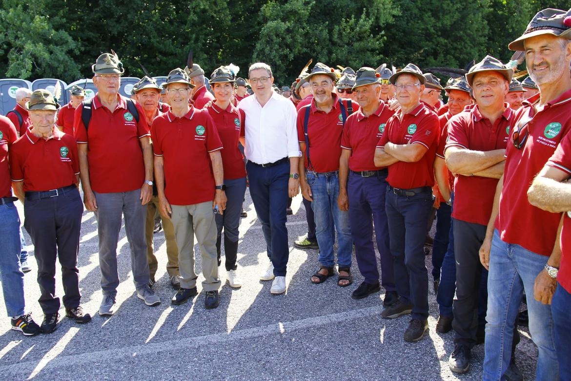 Fugatti-con-gli-alpini-trentini-a-Gemona_imagefullwide