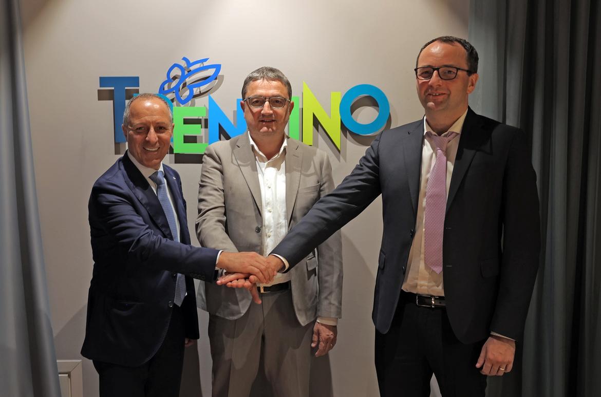 Presidente Fugatti firma atto costitutivo comitato mondiali ciclismo
