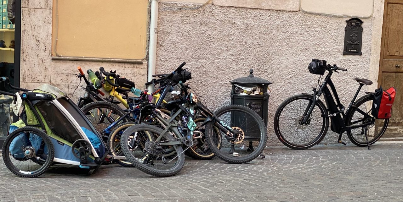 via segantini bici parcheggiate