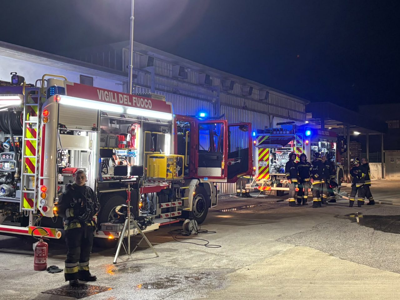 IMG-20261015-INCENDIO-MECCANICA-DEL-SARCA-PIETRAMURATA-VIGILI-DEL-FUOCO-DRO-1-1280x960.jpg